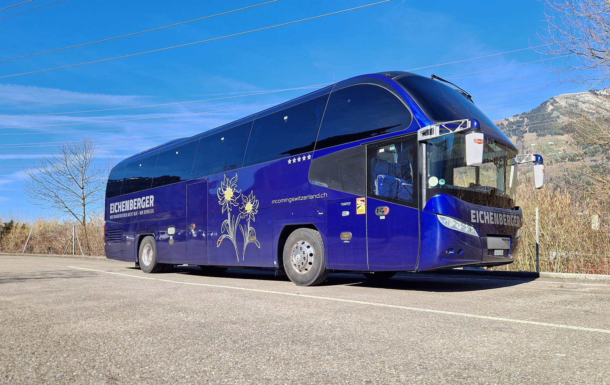 Blauer Reisebus auf einem Parkplatz