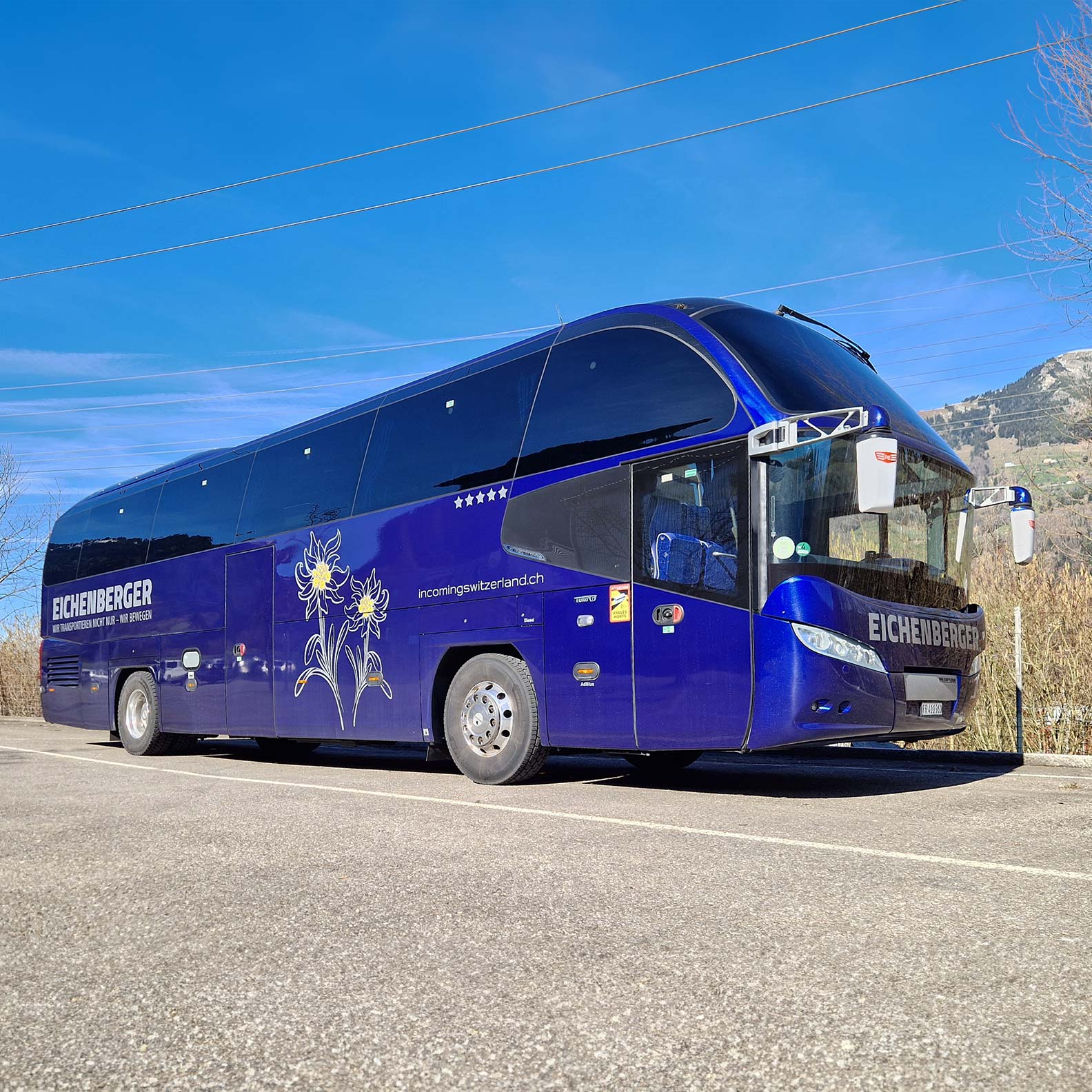 Blauer Reisebus auf Autobahn geparkt