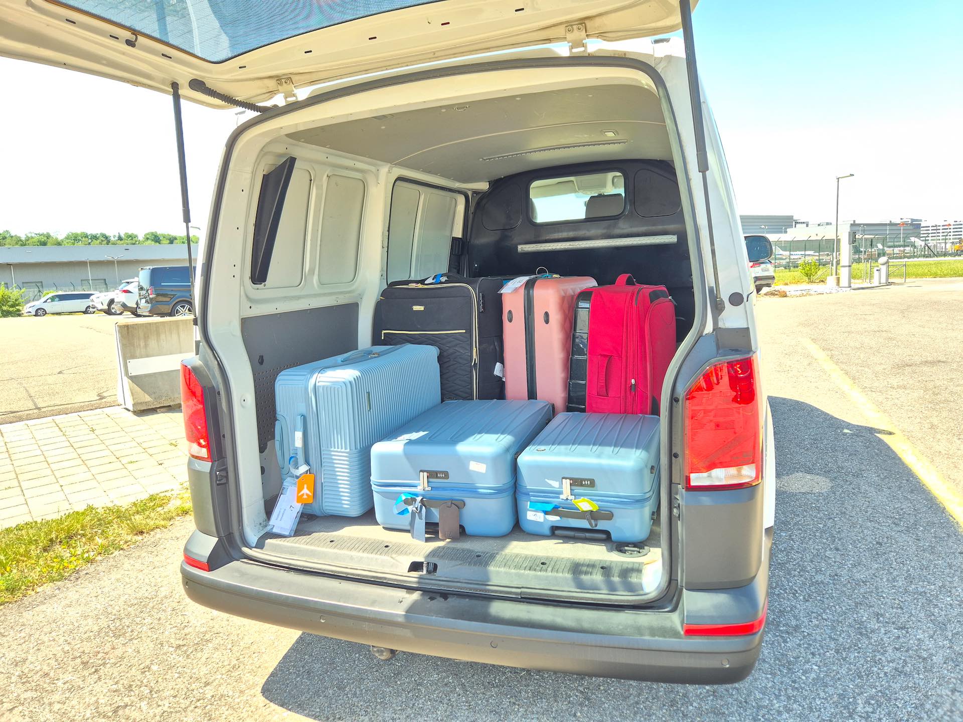 Offener Transporter mit mehreren Koffern im Laderaum