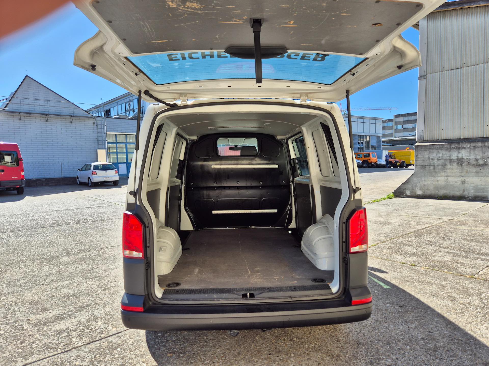 Offener Laderaum eines weißen Transporters